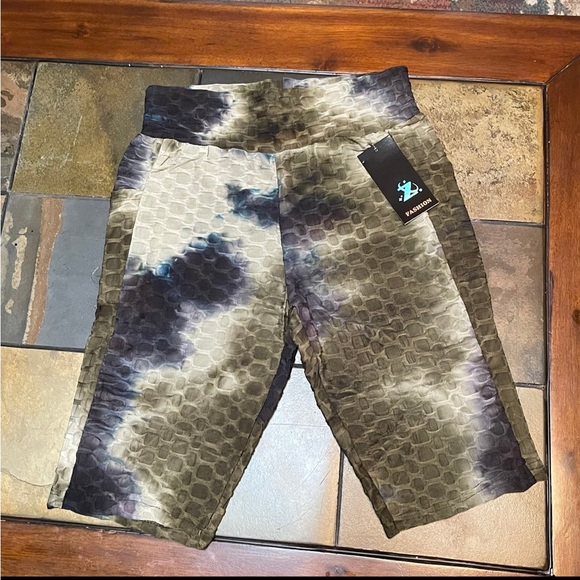 Pants - New Women’s active Green Tie dye biker shorts leggings size L/XL
side pocket